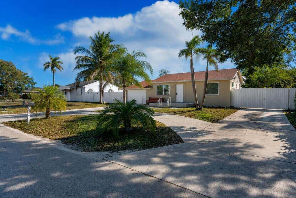 Photo of 3914 SERUBI Avenue, Palm Springs, FL 33461 (MLS # B26065025)