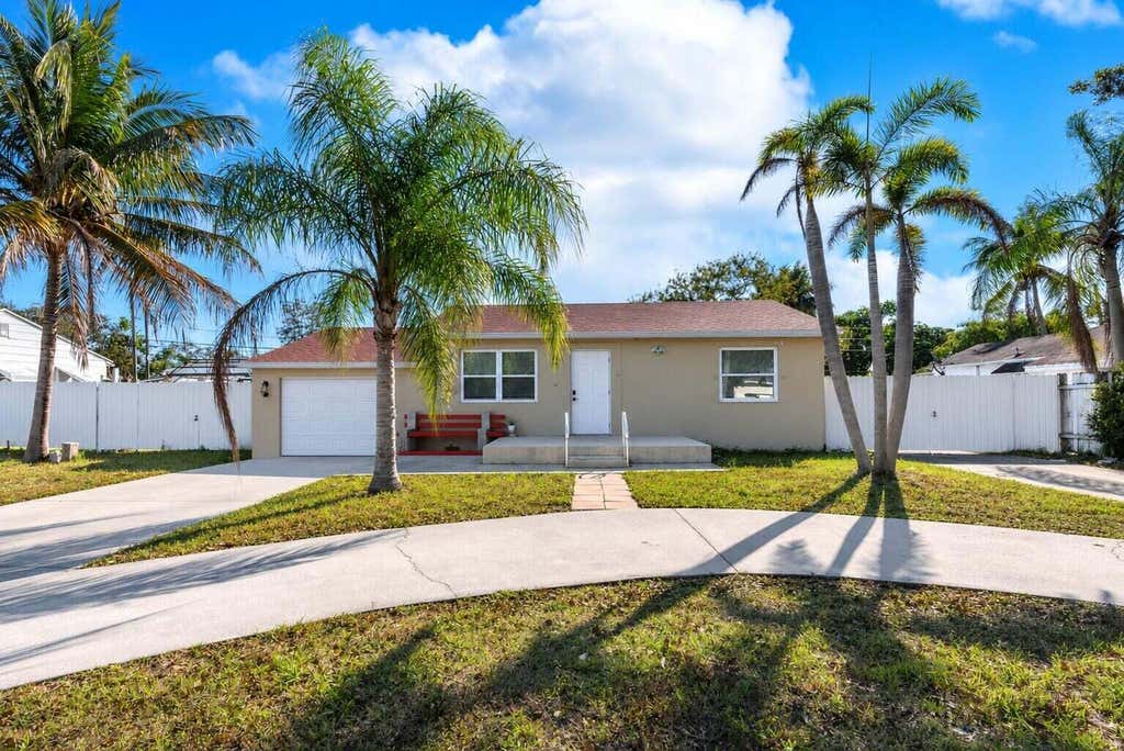Photo of 3914 SERUBI Avenue, Palm Springs, FL 33461 (MLS # B26065025)