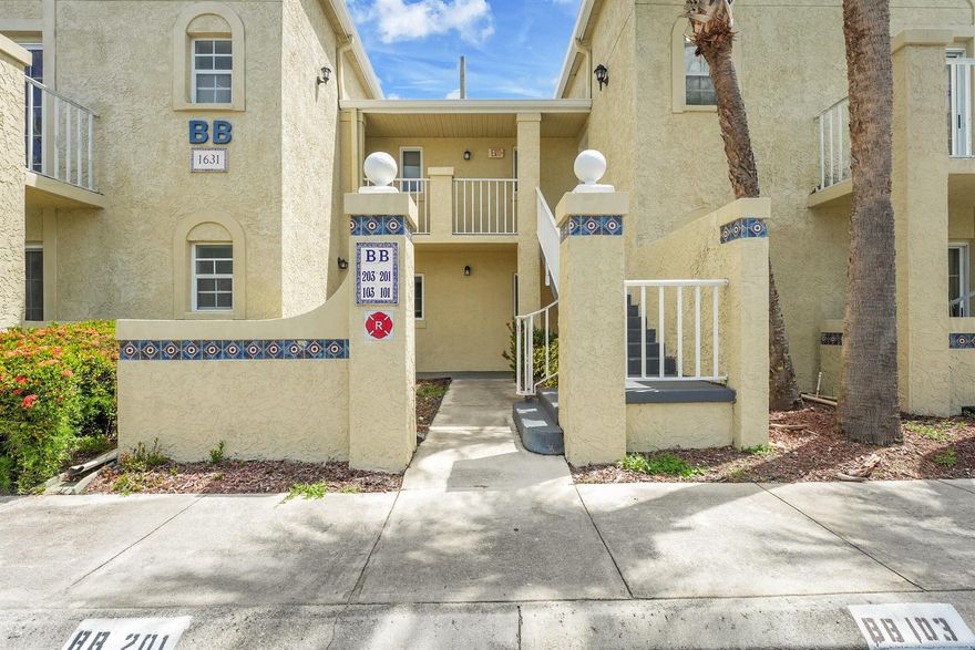 REMODELED 2/2 CORNER UNIT ON 2ND FLOOR.  NEW KITCHEN WITH NEW APPLIANCES, NICE SCREENED PORCH. FRESHLY PAINTED INTERIOR 6 MOS AGO, COMMUNITY POOL.BUYER MUST BE APPROVED BY CONDO ASSOCIATION.