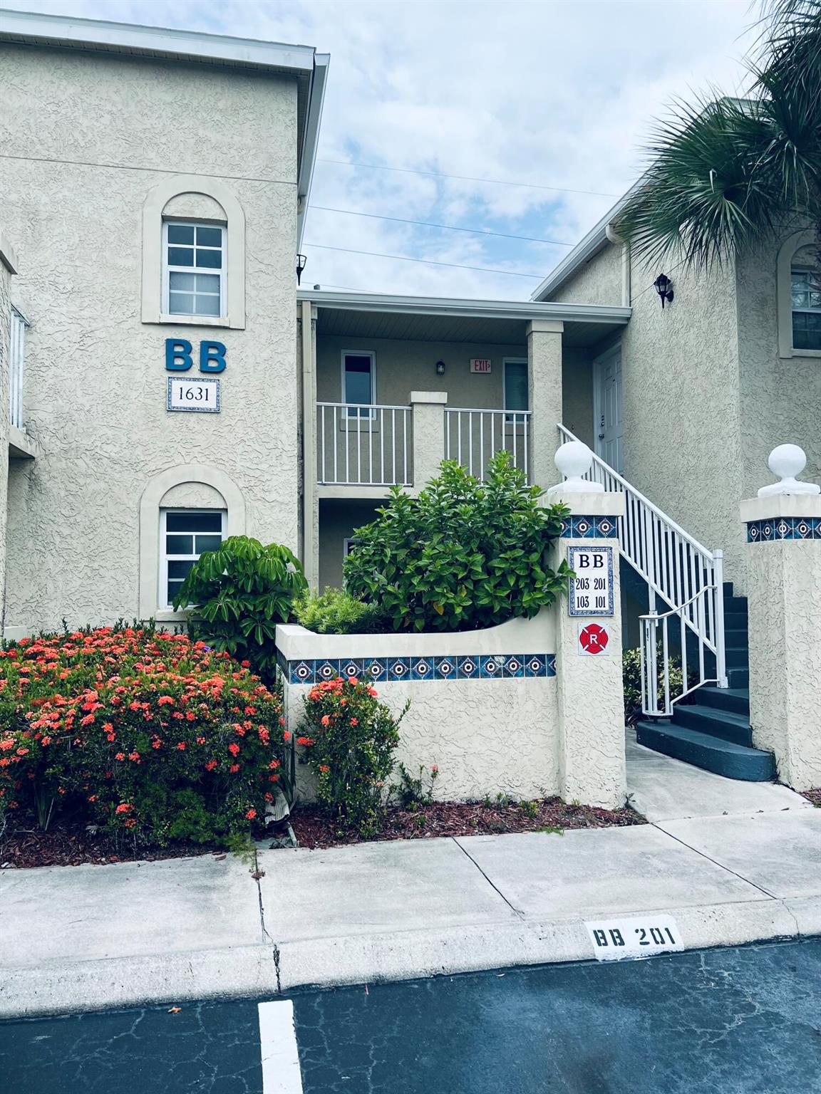 REMODELED 2/2 CORNER UNIT ON 2ND FLOOR. NEW KITCHEN WITH NEW APPLIANCES, NICE SCREENED PORCH. FRESHLY PAINTED INTERIOR 6 MOS AGO, COMMUNITY POOL.BUYER MUST BE APPROVED BY CONDO ASSOCIATION.