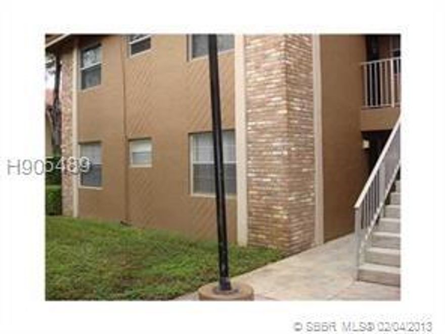 SPACIOUS 3/2 CONDO,SPLIT FLOOR PLAN,APPLIANCES HIGH EFFIC,WASHER & DRYER IN UNIT,CERAMIC FLOORS,SCREENED PATIO WITH EXTRA STORAGE,CLOSE TO EVERY THING,ONE PET ALLOWED LESS THAN 20 LBS.
