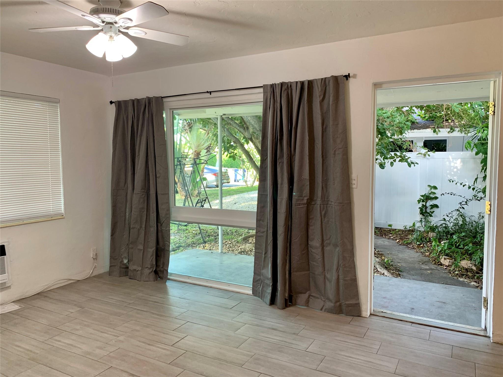 Opportunity to rent east of federal two bedrooms in duplex in quiet area close to the beach and shopping plaza on Atlantic boulevard. Very clean. Freshly painted. Tile floor. Private back yard. Plenty off the parking space.
Laundry free of charge.