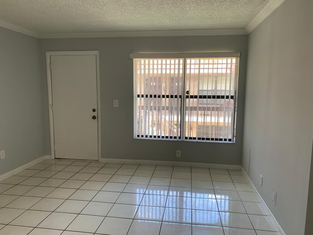 Beautiful 2/2 located in the heart of Kendall. Nicely renovated and centrally located - close to restaurants, convenience stores, and major highways. Don't miss your opportunity to secure this place!