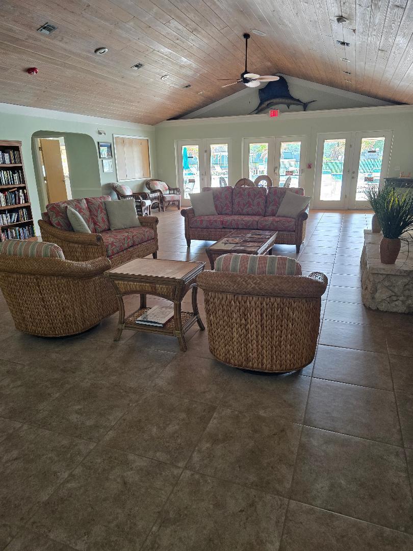 TROPICAL ISLES - Residential