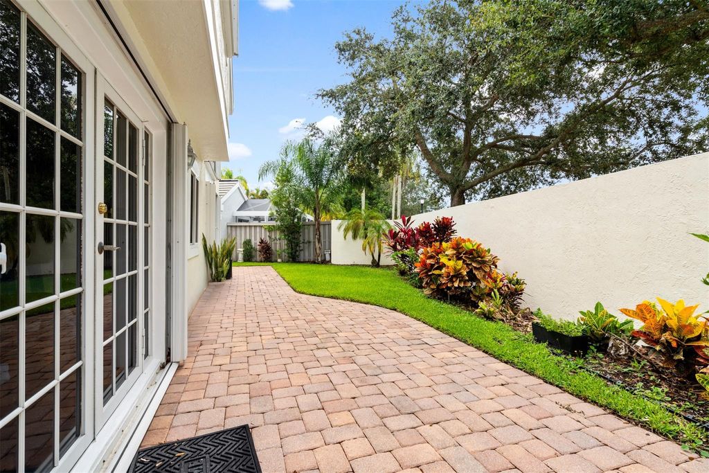 Photo of 8 Governors Ct, Palm Beach Gardens, FL 33418 (MLS # F10517131)