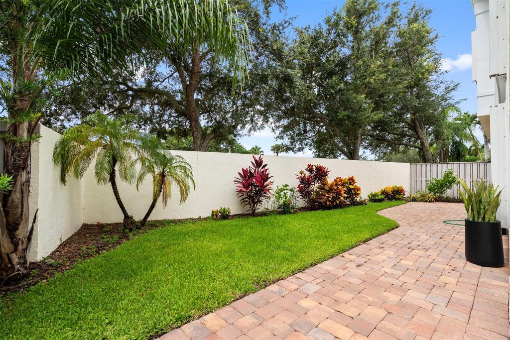 Photo of 8 Governors Ct, Palm Beach Gardens, FL 33418 (MLS # F10517131)