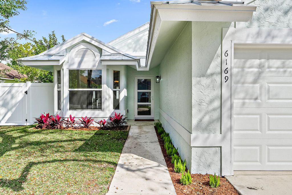 Photo of 6169 Lucerne Street, Jupiter, FL 33458 (MLS # R10869307)