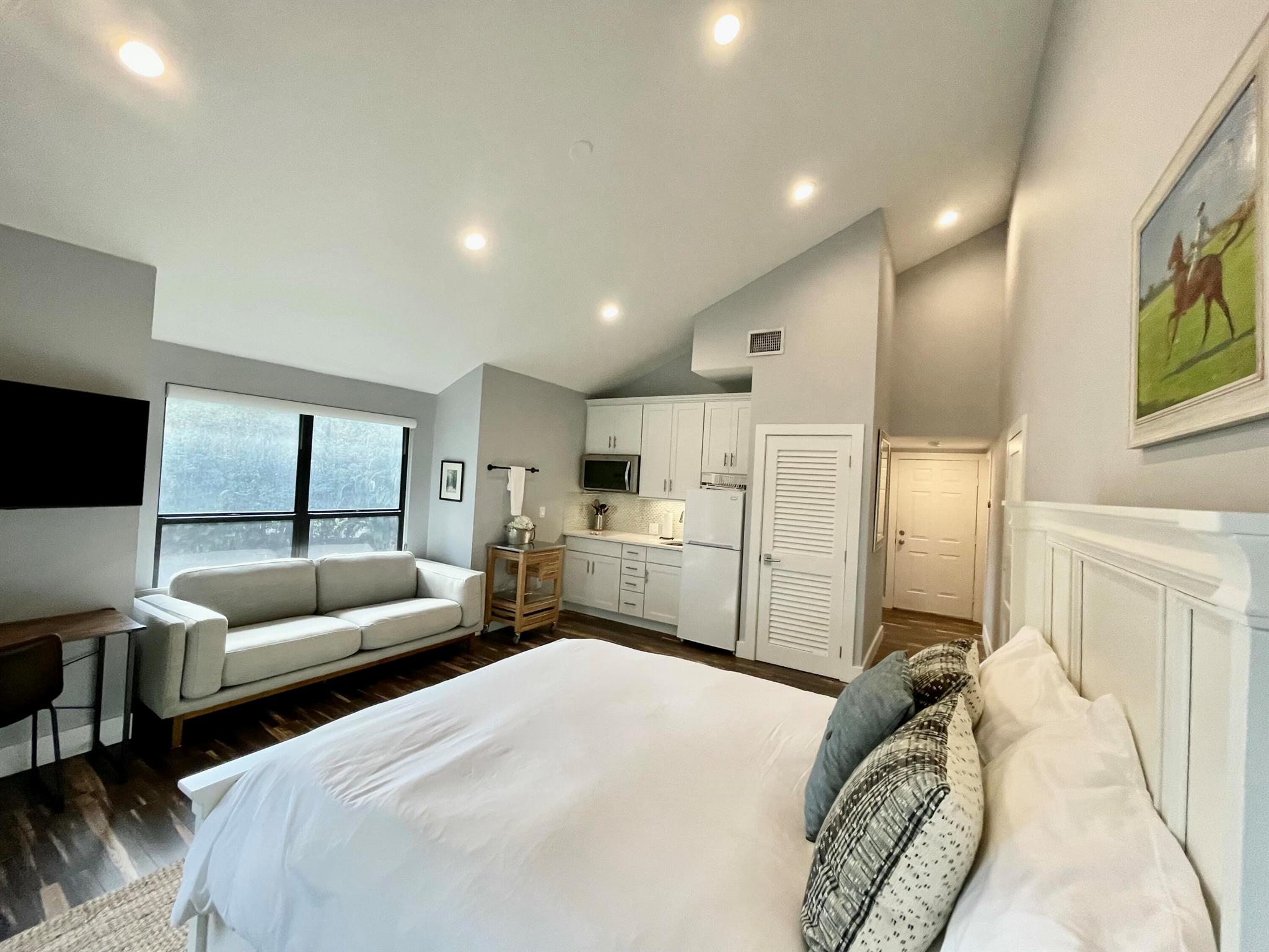 Beautifully renovated, bright, and well-appointed, this Palm Beach Polo Tennis Lodge Studio features Wood-Look porcelain tiles throughout, an updated bright white kitchenette, washer/dryer, and a renovated modern bathroom with plenty of closet space. It is conveniently located across from guest parking, close to mailboxes in the community's interior, and has views of the pool across the fountained pond. Come to Wellington for the Equestrian season and have a charming space to call home!