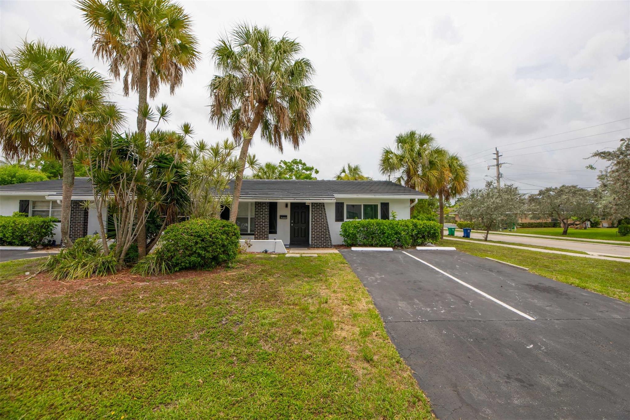 LOWEST Priced SINGLE Family attached Home in Coral Springs! NO HOA! Move in Condition!.. Newer Eat-in-Kitchen, 2 Master-Sized Bedrooms, Newer Baths, Private Fenced Yard, Screened Patio w/Double Door access from Breakfast Room! Indoor Utility room w/Washer and Dryer. Walk to Hunt Elementary and Forrest Glenn Middle School. Seller will help w/Closing Costs, HURRY! Won't last at this Price!