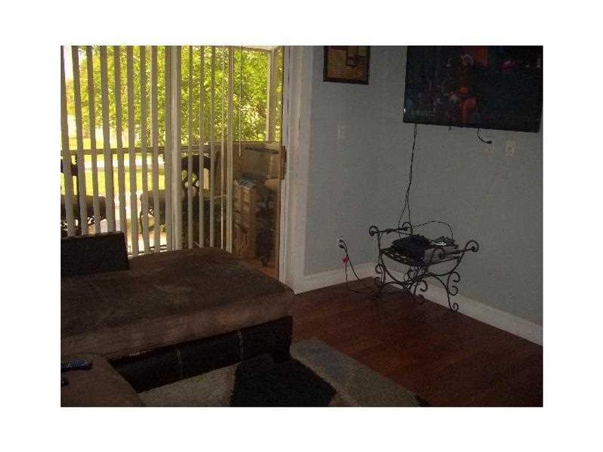 Great complex with easy access , close to I-95. 2 bedrooms 2 bath , laundry inside the unit. Can rent inmediatlly. Unit rented at $ 1.050.00, at renewal can go to $ 1.200.00.