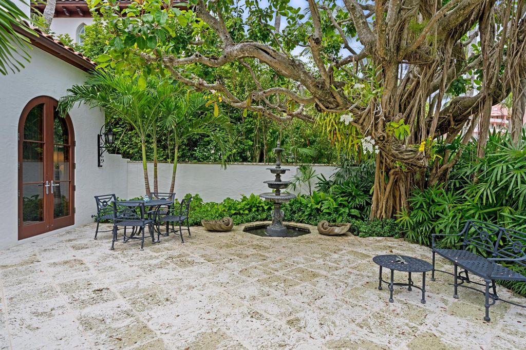 Photo of 424 Brazilian Avenue, Palm Beach, FL 33480 (MLS # R11040118)