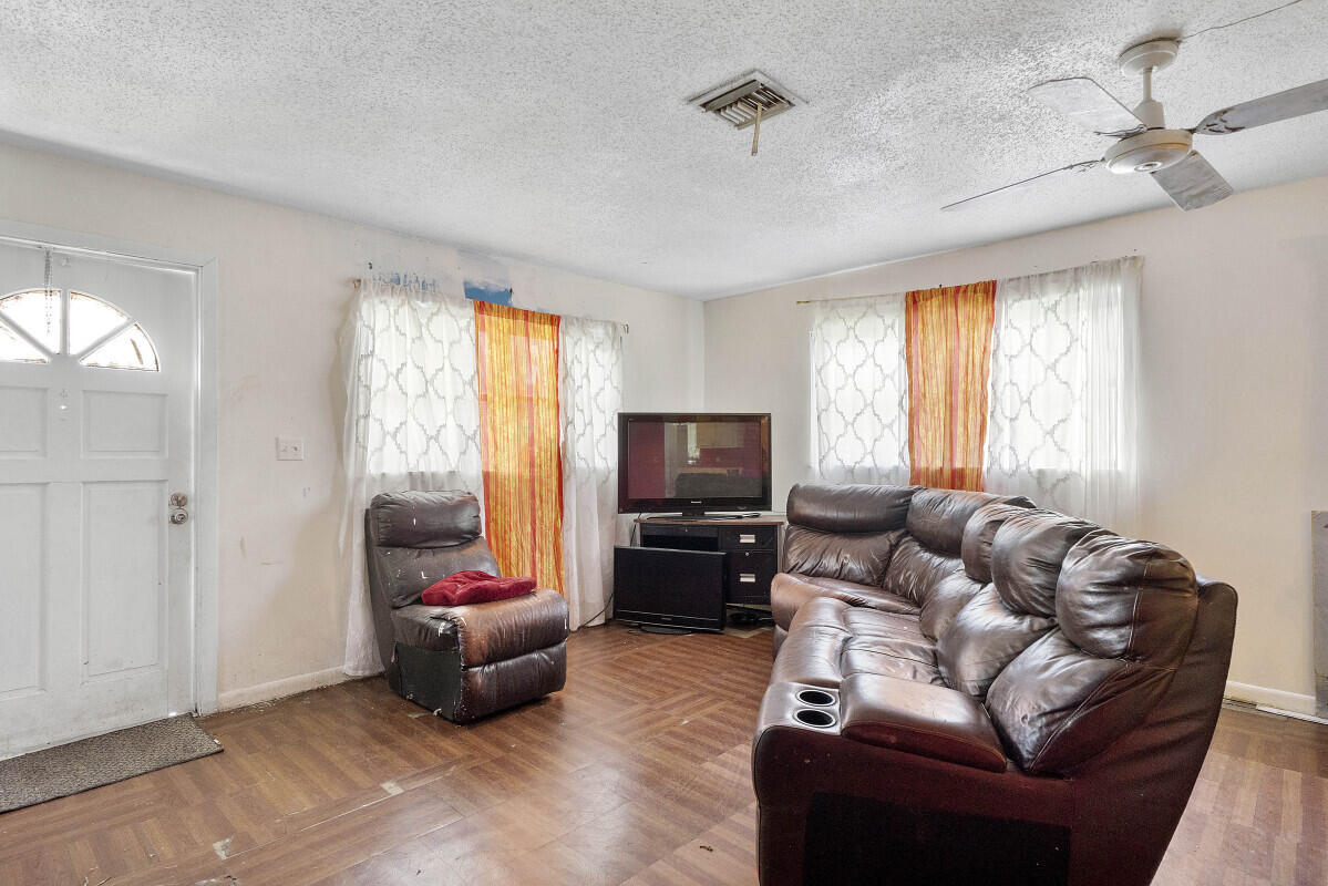 7207 SW 4th Court