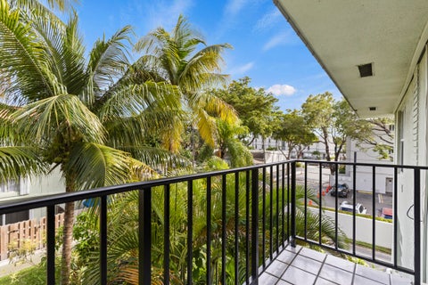 Tiny photo for 809 W Oakland Park Boulevard #K12, Oakland Park, FL 33311 (MLS # R11139539)