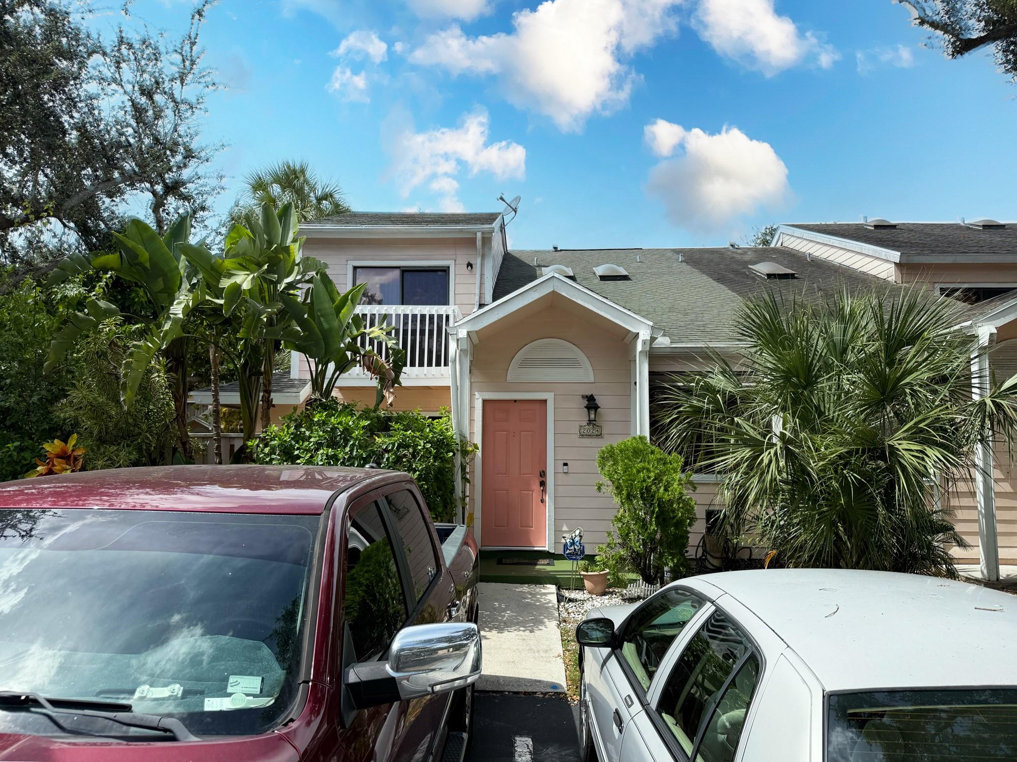 A MUST SEE. BEAUTIFUL, UPDATED TWO-STORY SPACIOUS TOWNHOUSE, 3 BEDROOMS AND 2 BATHROOMS WITH LOFT.
CORNER UNIT, PRIVATE FENCED PATIO AND BALCONY IN QUIET COMMUNITY, FEATURING UPGRADED KITCHEN AND BATHROOMS, WITH GRANITE COUNTER TOPS IN KITCHEN AND BATHROOMS. WASHER/DRYER AND PLENTY OF STORAGE, LOW HOA FEES
THIS HOME IS CENTRALLY LOCATED TO MAJOR HIGHWAYS, SHOPPING, RESTAURANTS, BANKS AND MORE.
SELLER IS ASKING FOR 3-4 WEEKS POST OCCUPANCY TO RELOCATE OUT OF STATE.