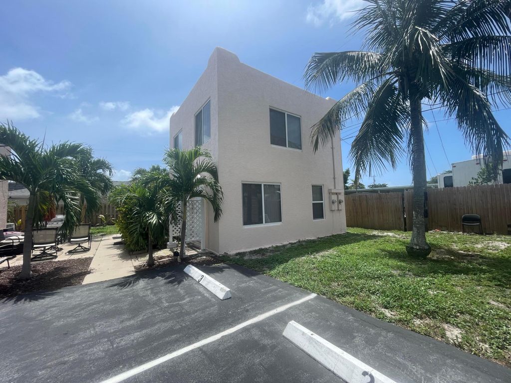 Photo of 505 24th Avenue N, Lake Worth Beach, FL (MLS # B26024798)