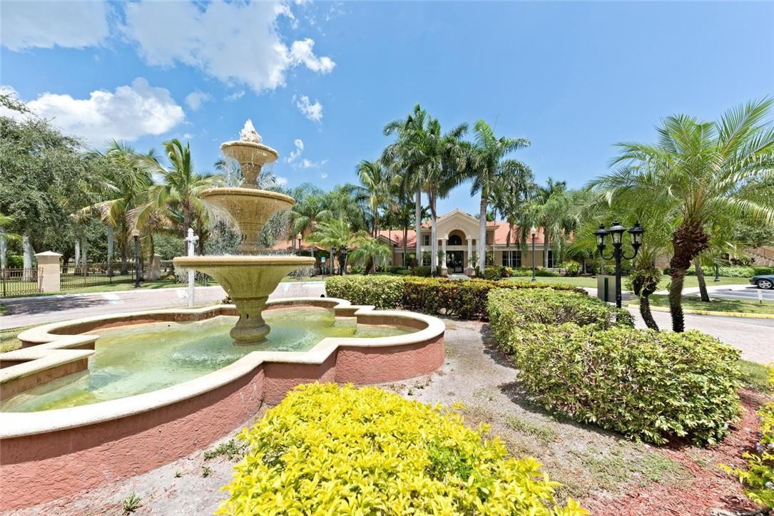 EMERALD ISLE AT LAGUNA LA - Residential