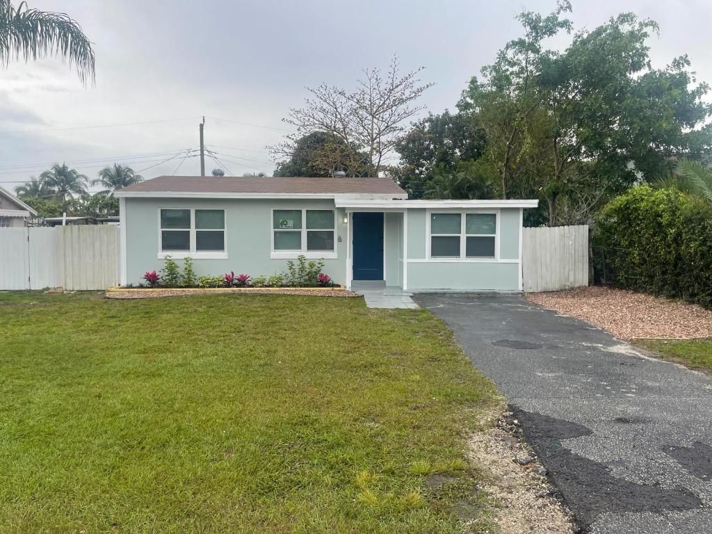 Photo of 4696 Clinton Boulevard, Lake Worth, FL 33463 (MLS # R10966891)