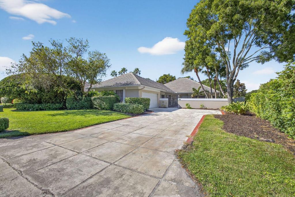 Photo of 158 Coventry Place, Palm Beach Gardens, FL 33418 (MLS # R11142038)