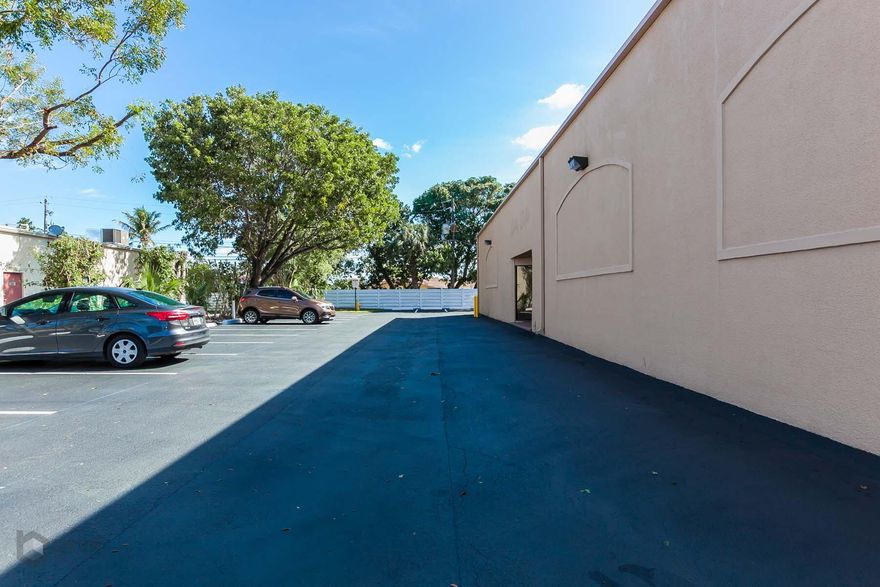 First time to market in 50+ years. A once in a lifetime opportunity! This is the first building as you enter the city of Sunrise. Approximately 8,000 sqft of flex retail / warehouse space with 116' of frontage on University Drive. Open show room with 4 bathrooms, upgraded 3 phase electric, and 1 overhead rolling door. South side of the building has an 120' wall with an unobstructed view to all North Bound Traffic with great opportunity for signage and branding. Liberal B-3 zoning with many allowed uses. The property sits on .488 acres Roof replaced 2020 Parking lot sealed and striped 2026