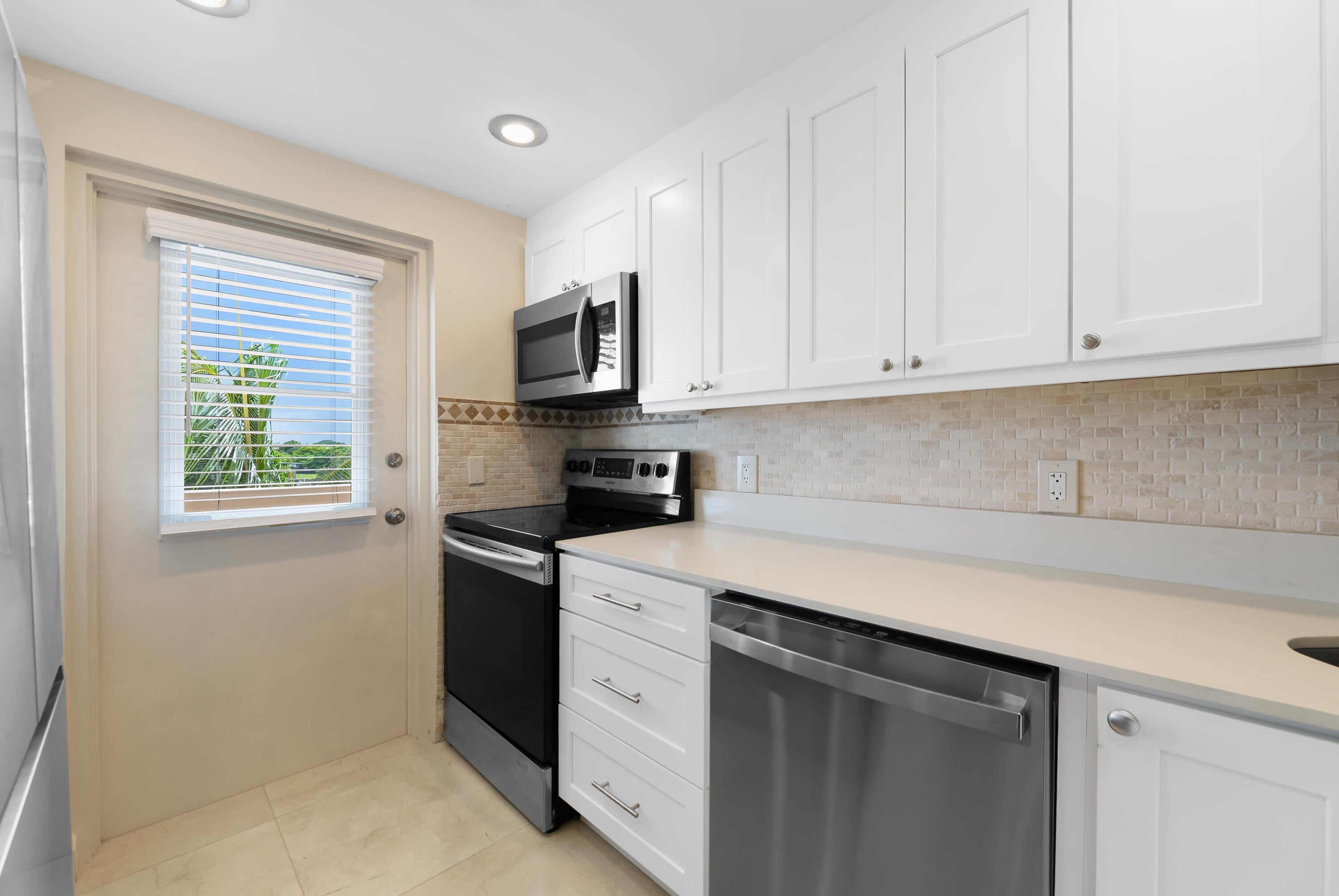 400 N FEDERAL Highway 408