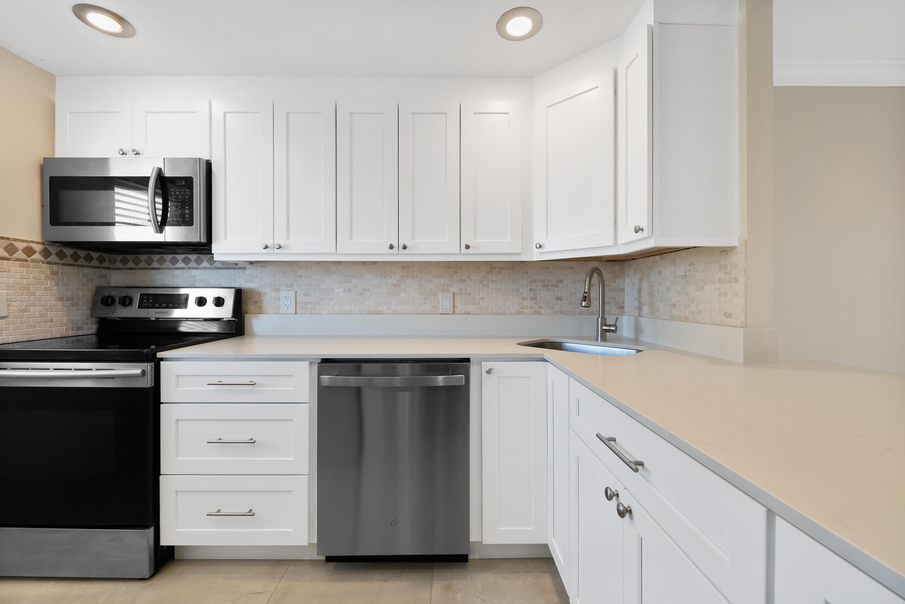 400 N FEDERAL Highway 408