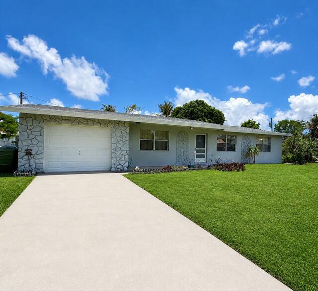 Photo of 717 SE Alamanda CIR, Stuart, FL 34996 (MLS # B26031126)