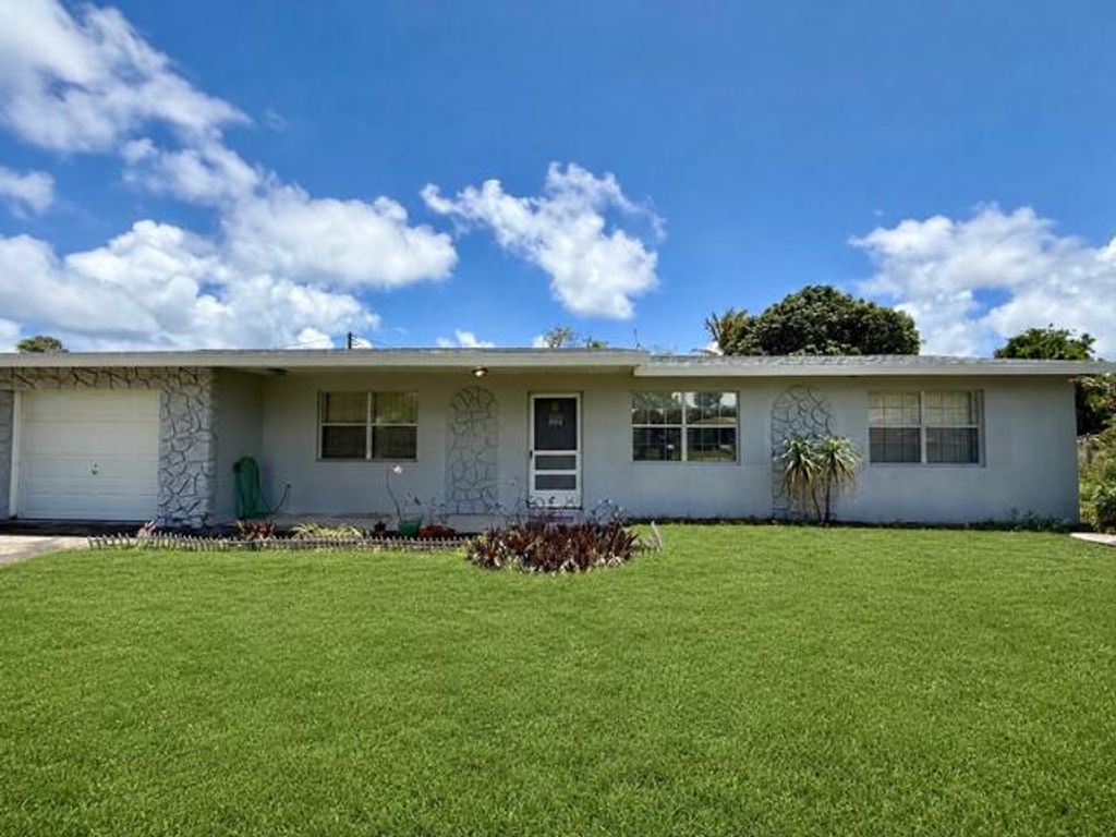 Photo of 717 SE Alamanda CIR, Stuart, FL 34996 (MLS # B26031126)