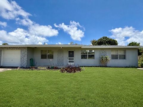 Photo of 717 SE Alamanda CIR, Stuart, FL 34996 (MLS # B26031126)