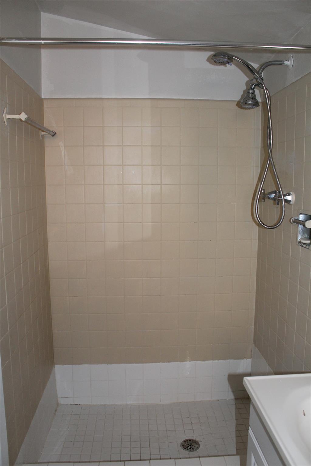 Gill Isles 44-13 B - Residential Lease