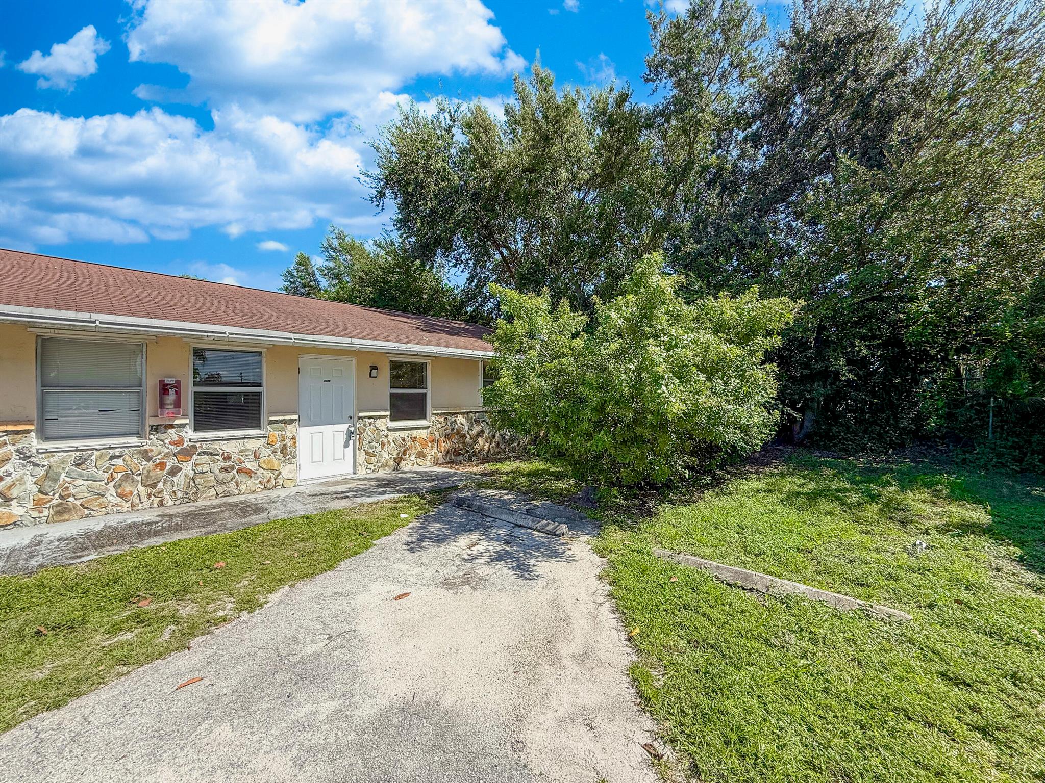 Step inside this gorgeous 2 Bed, 1 Bath unit in the heart of Palm Springs. Fresh paint, great lighting and a comfortable feel. Laundry Facilities on site with 2 assigned parking spots. Landlord is top notch and cares highly about his tenants. This unit wont last long, so act fast! Requirements: First Month, Last Month, and Security Deposit. WATER INCLUDED! NO PETS!