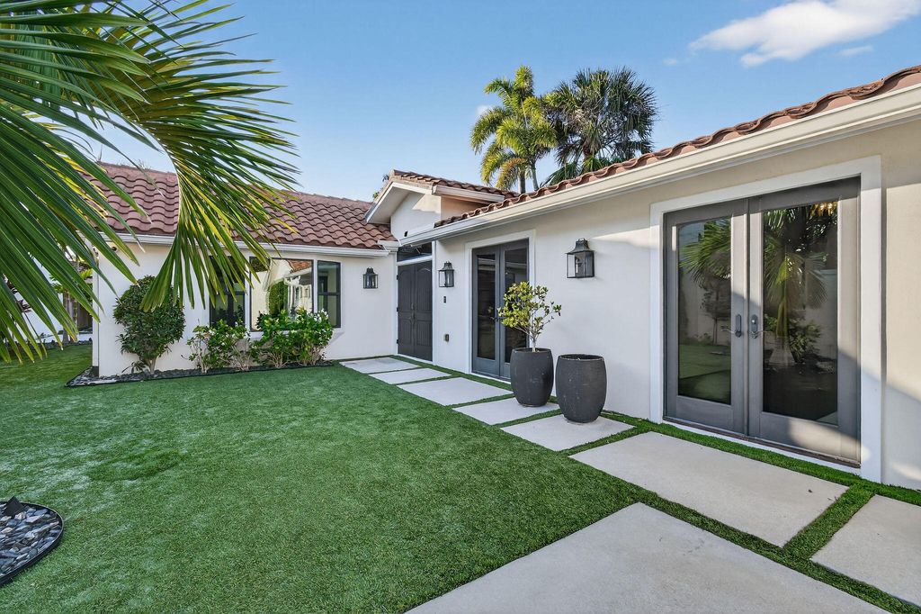 Photo of 105 W Tarpon Lane, Jupiter, FL 33477 (MLS # R11148046)