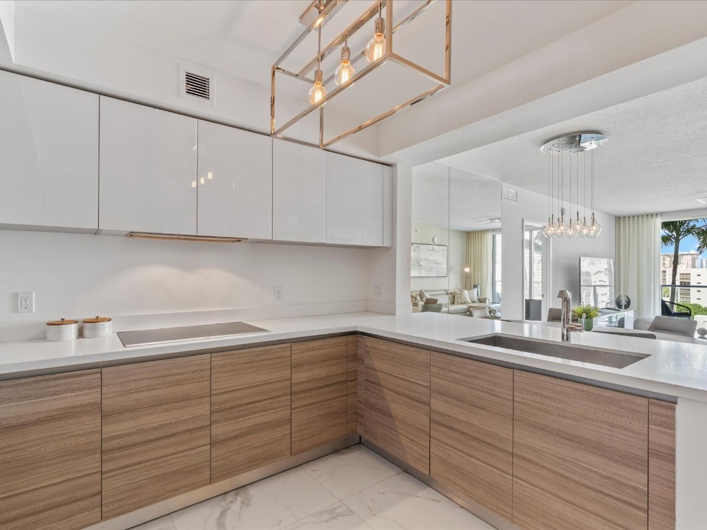 PARQUE TOWERS CONDO - Residential