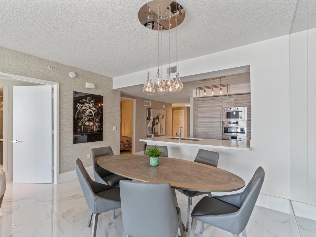 PARQUE TOWERS CONDO - Residential