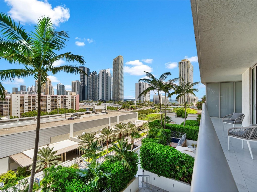 PARQUE TOWERS CONDO - Residential