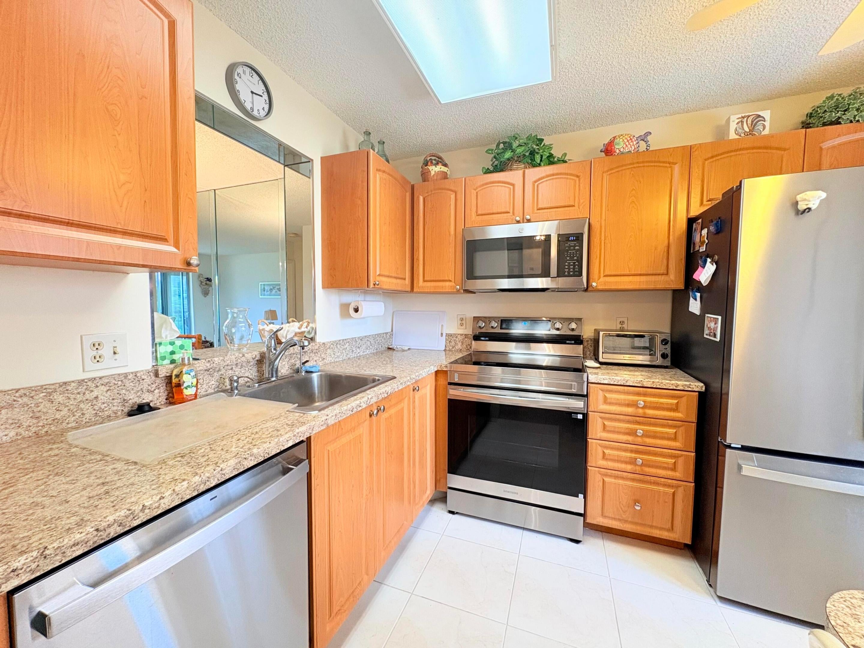 6935 HUNTINGTON Lane 404