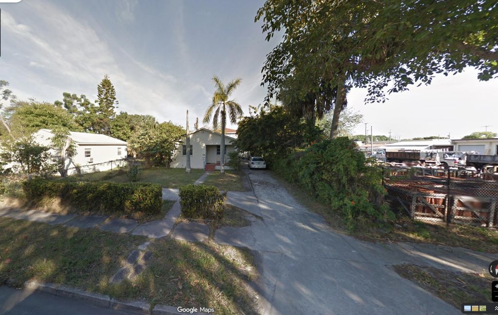 Photo of 515 Biscayne Drive, West Palm Beach, FL 33401 (MLS # B26026528)
