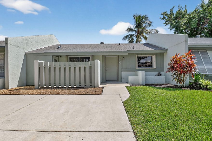 Direct lake front 2/2 villa. Walk into an amazing view from the living area. All age friendly Boynton Lake neighborhood offers 2 pools - tennis- great heart trail & more!Vaulted ceilings-enclosed patio - low HOA. Rare & charming home - make it yours!
