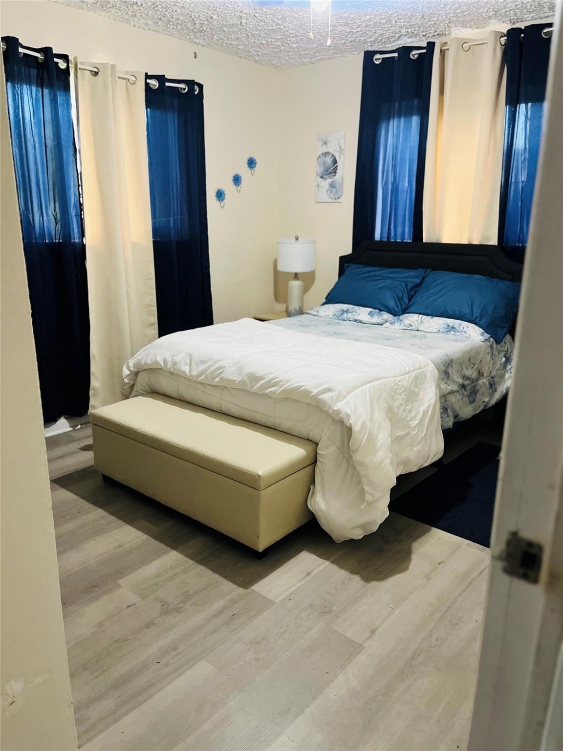 Room for lease in this beautiful 3-bedroom 2 bath home electricity, water, and internet included. Can be
furnished or unfurnished. Shared common areas include bathroom, family room, kitchen, and a large
gated backyard. This lovely home is located in a quiet residential area close to schools, public transportation,
shopping, and entertainment. Very convenient. Landlord seeking a single professional or student. Landlord will
conduct credit, background check, and eviction search. 1st month rent and one month security deposit required.
Same day approval.