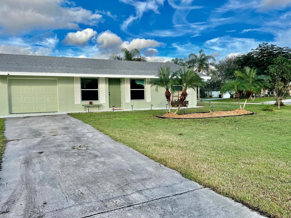 Photo of 871 SE Thornhill Drive, Port Saint Lucie, FL 34983 (MLS # R10946465)