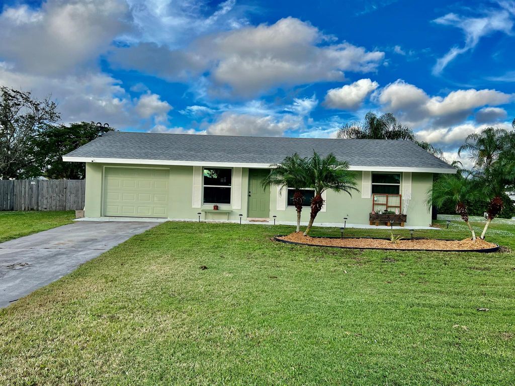 Photo of 871 SE Thornhill Drive, Port Saint Lucie, FL 34983 (MLS # R10946465)