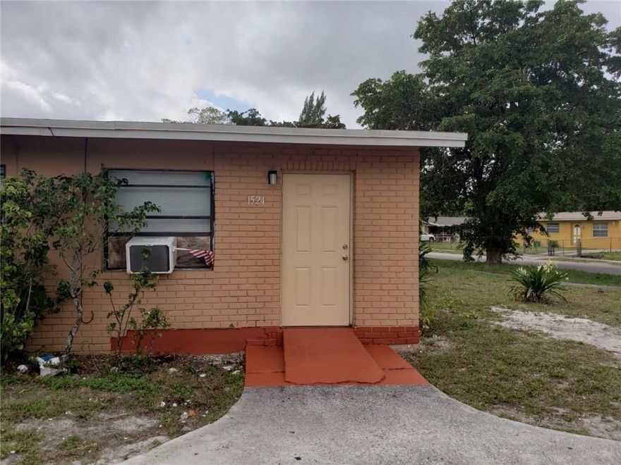 SINGLE FAMILY HOME IN FORT LAUDERDALE. HOUSE FEATURES 4 BEDROOM AND 2 BATH PLUS UPDATED KITCHEN. CORNER LOT WITH A LOT OF SPACE AROUND AND CIRCULAR DRIVEWAY