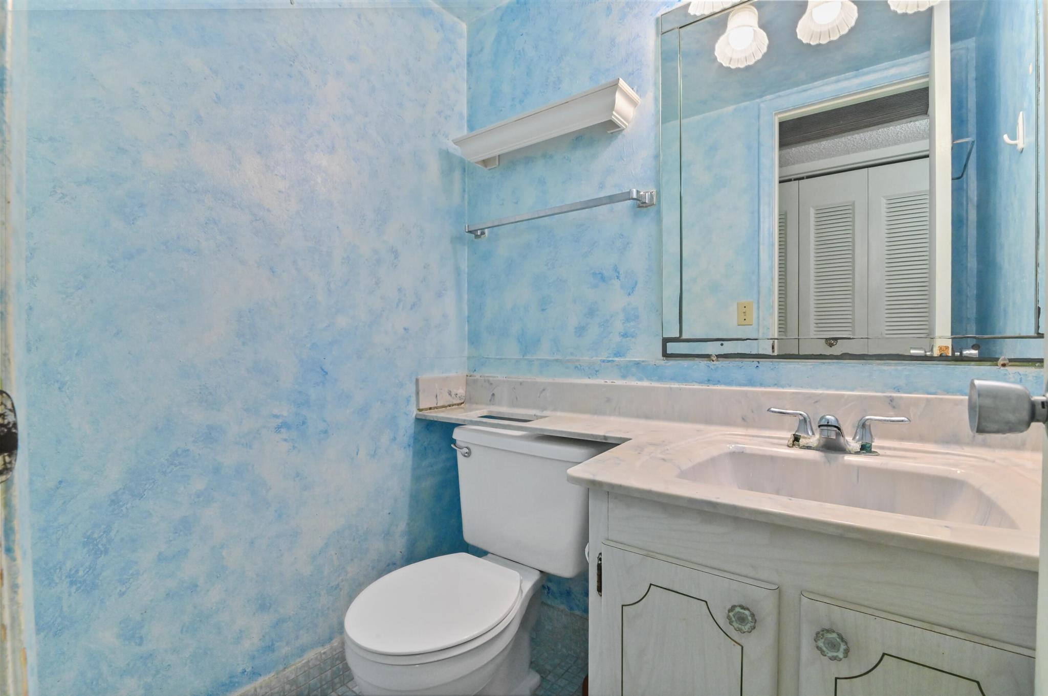 SOUTHAMPTON CONDO - Residential