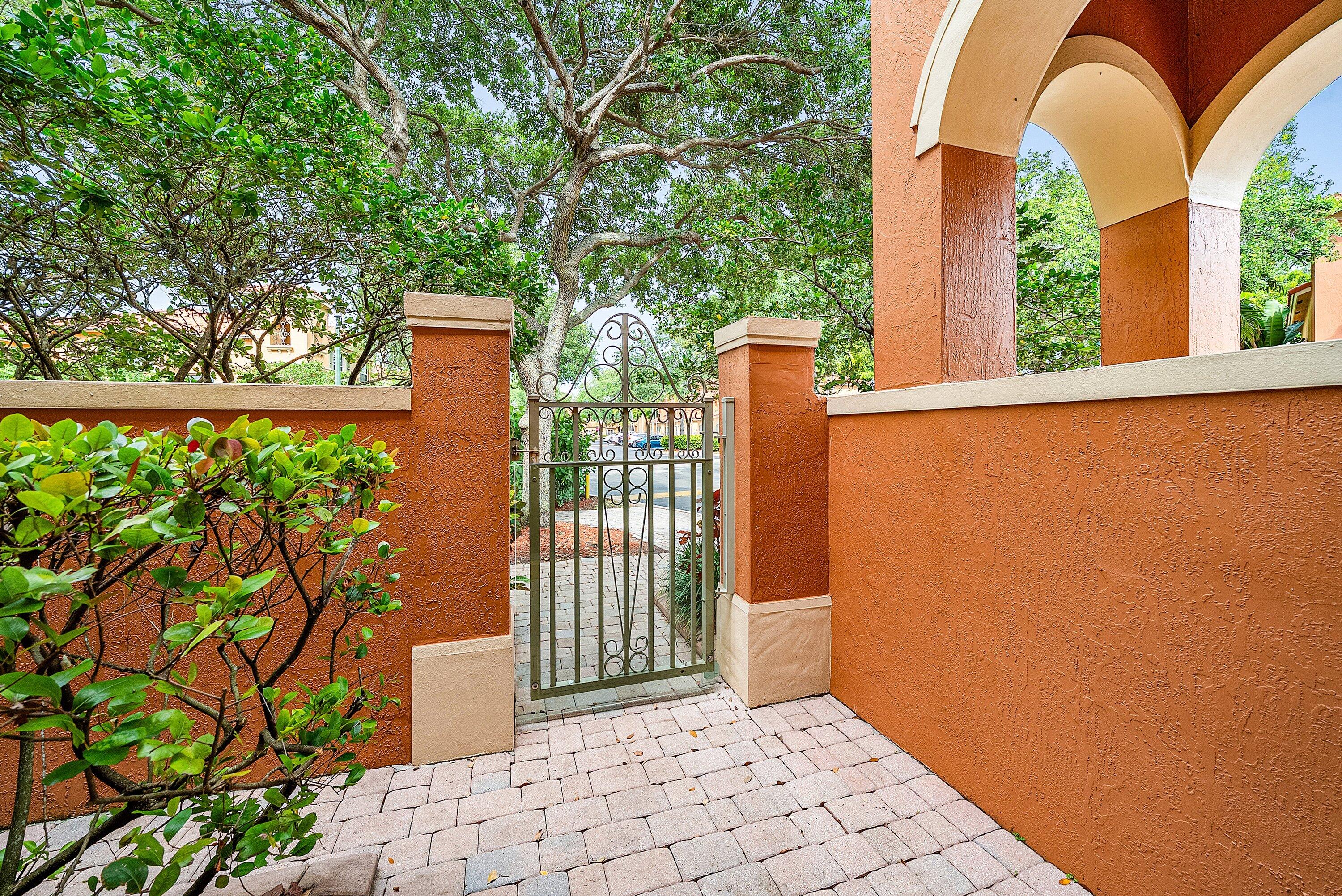 VILLAS AT HARBOR ISLES CONDO - Residential