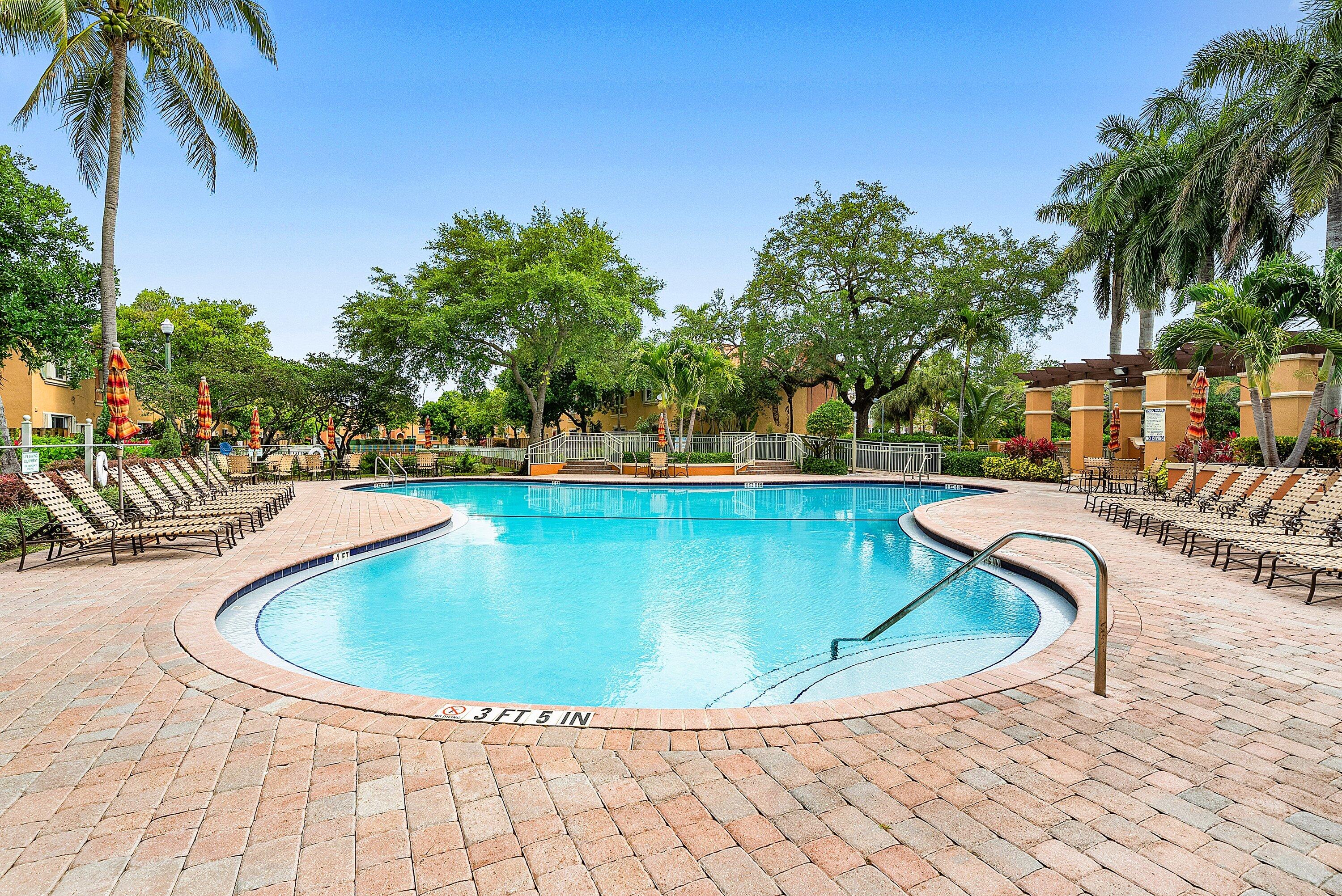 VILLAS AT HARBOR ISLES CONDO - Residential