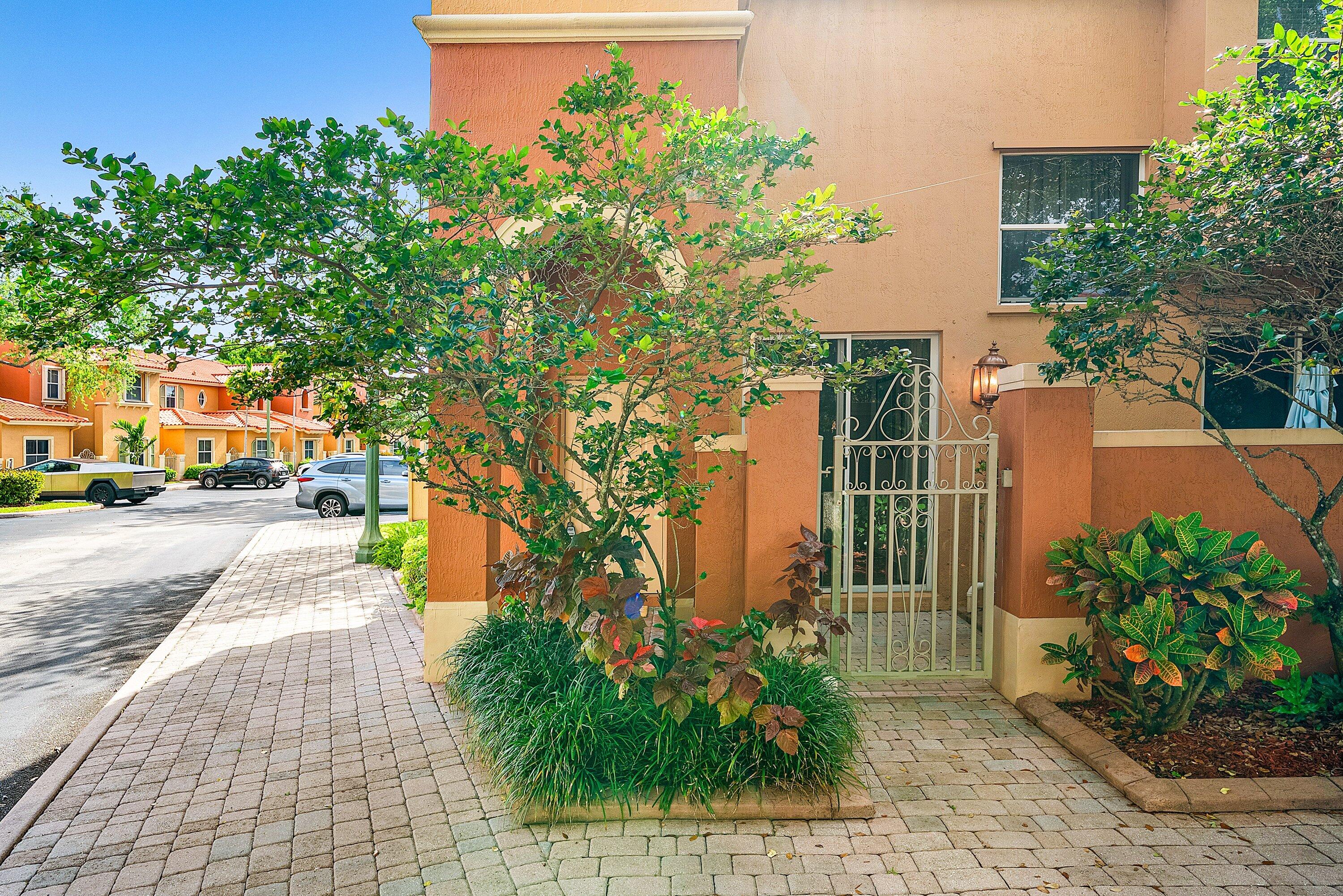 VILLAS AT HARBOR ISLES CONDO - Residential