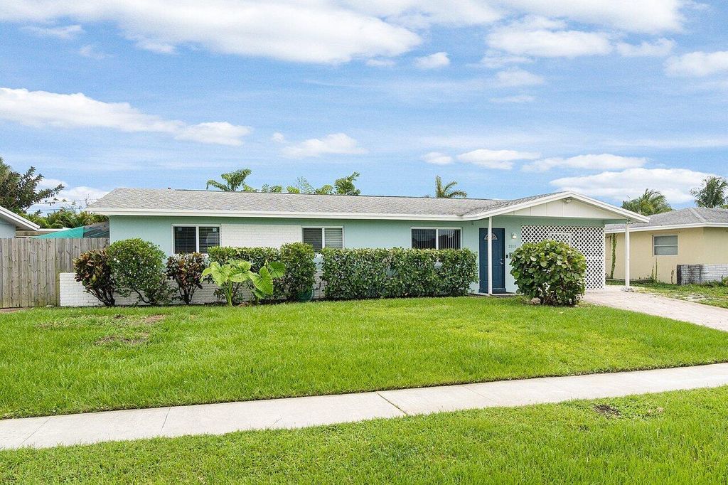 Photo of 3160 Capri Road, Palm Beach Gardens, FL 33410 (MLS # R10895444)