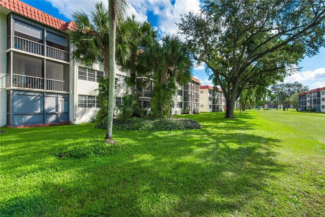 HOLLYBROOK GOLF & TENNIS - Residential