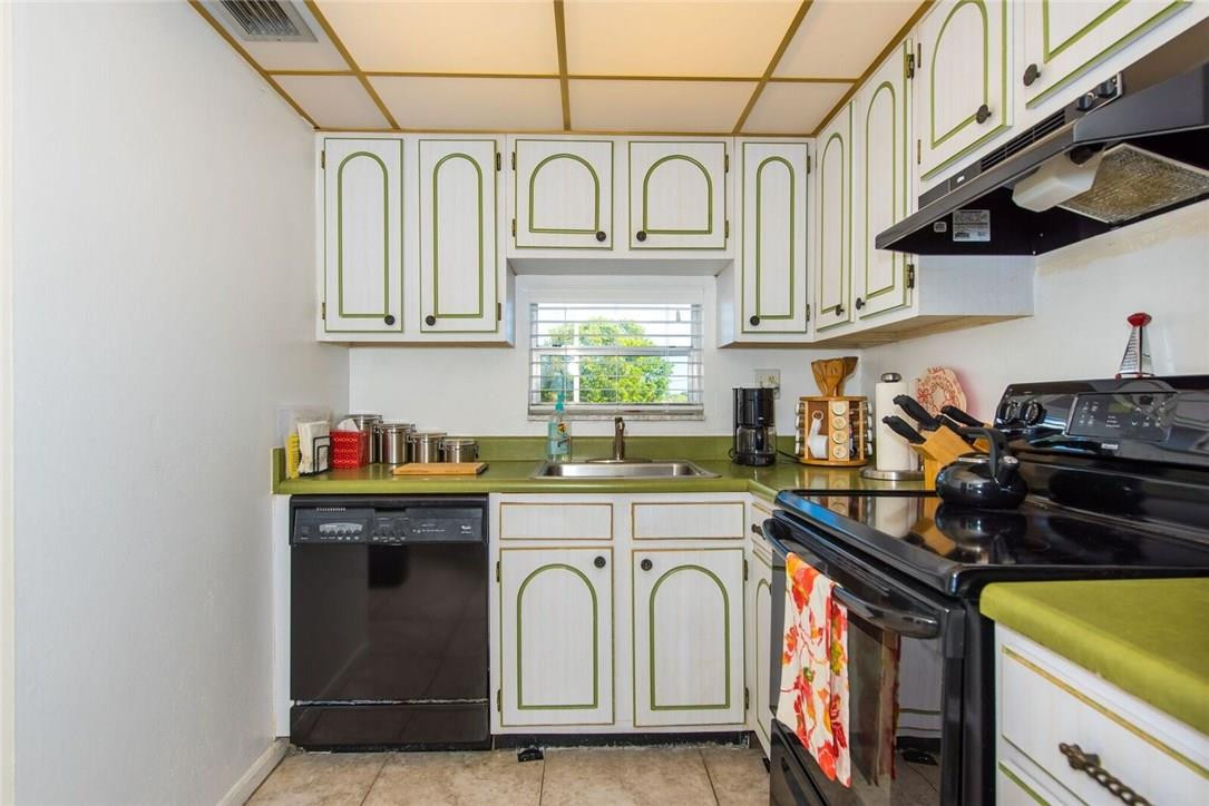 HOLLYBROOK GOLF & TENNIS - Residential
