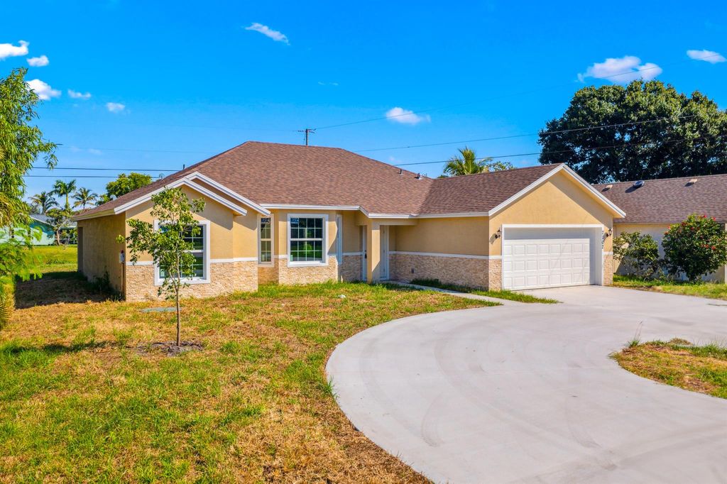 Photo of 2102 SE North Blackwell Drive, Port Saint Lucie, FL 34952 (MLS # R10992829)