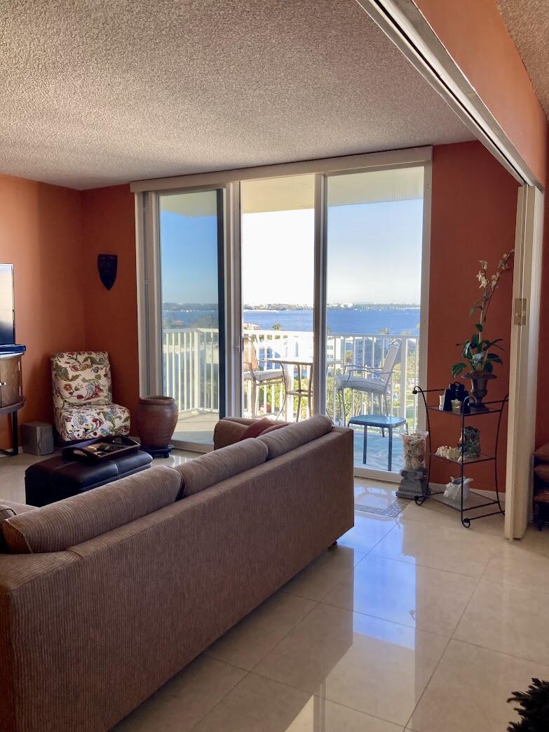 LE CHATEAU ROYAL CONDO - Residential Lease